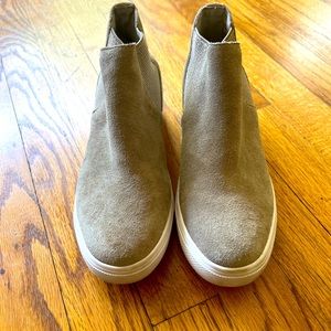 Steve Madden Suede High Top Fashion Sneaker. Size 5 women